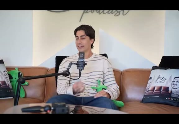 La Mesa Joselías: Un Ícono de Personalidad en el Podcasting